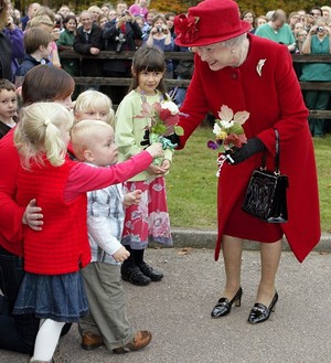Ratu Elizabeth II Gemar Pakai Sepatu dengan Model yang Sama Selama 50 Tahun