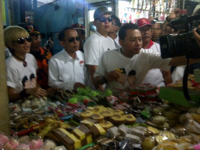 Anang Hermansyah dan The Virgin Kampanye di Pasar Tradisional