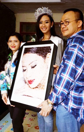 Dihadiahi Lukisan Mozaik, Puteri Indonesia 2014 Sumringah