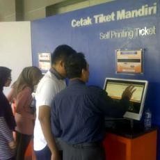 Penumpang KA di Stasiun Gubeng Bisa Cetak Tiket Sendiri