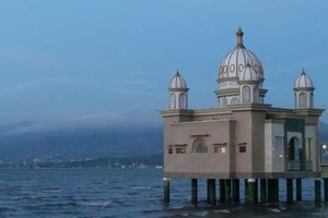 Masjid Terapung di Palu Ini Punya Kubah 7 Warna