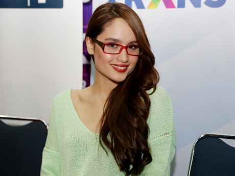 Peduli Pendidikan, Cinta Laura Bantu Siswa Kurang Mampu di Sahurnya Ramadhan