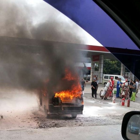 Angkot Terbakar di Depan SPBU di Bekasi