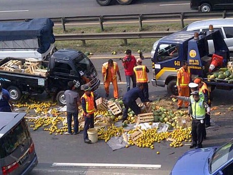 Mobil Boks Berisi Buah Kecelakaan di KM 47 Tol Bintara, Lalin Macet 2 Km
