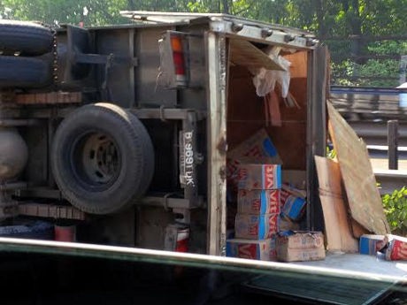 Sebuah Truk Terguling di KM 15 Tol Jagorawi