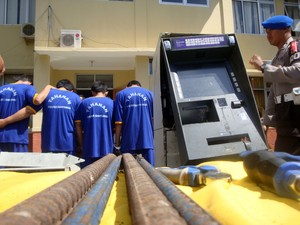 5 Orang Ditangkap karena Gondol Mesin ATM dan Kuras Isinya
