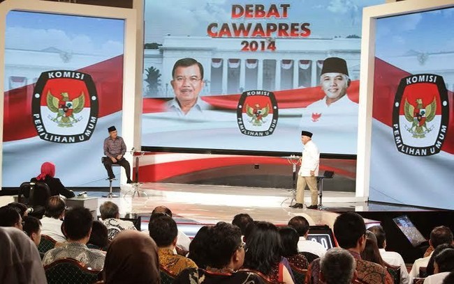 4 Aksi Saling Sindir Antara JK dan Hatta Dalam Debat Cawapres