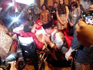 Prabowo Berlutut di Hadapan Jurnalis Wanita Pertama Indonesia