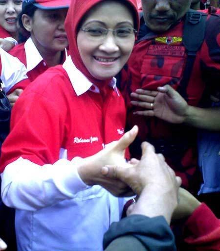 Rustriningsih Membangkang atau Dibuang?