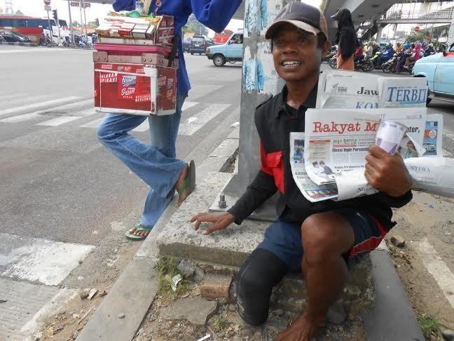 Bang Edi Loper Koran yang Berdikari: Koran Memihak Tak Laku!