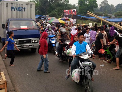 Pasar Tumpah di Cibinong, Jl Raya Jakarta-Bogor Macet