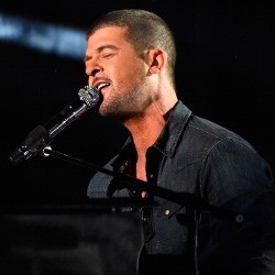 Pasca Cerai, Robin Thicke Minta Maaf pada Paula Patton di Atas Panggung