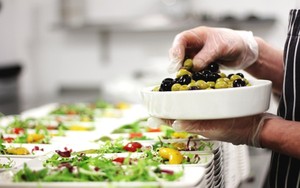California Resmi Tidak Wajibkan Penggunaan Sarung Tangan di Dapur Restoran