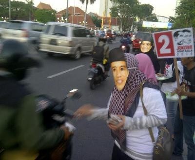 Pendukung Prabowo dan Jokowi Bagi Takjil Bareng