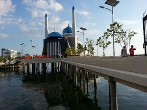 Menanti Senja Terbenam di Masjid Terapung Makassar