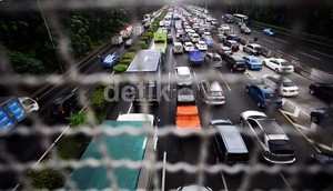 Imbas Kecelakaan di KM 8 Tol Jakarta Cikampek, Lalin Padat Sepanjang 5 KM