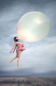 Hiii.. Fotografer Berusia 20 Tahun Ini Bikin Potret Gadis Melayang