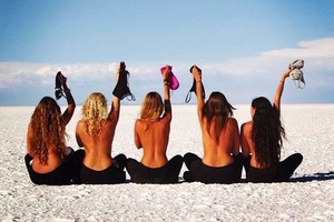 Peringatan Keras Bagi Turis yang Gemar Foto Bergaya Topless