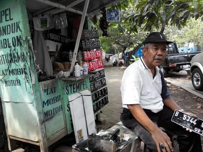 Ketukan Pelat Pak Benny di Pinggir Jalan Dharmawangsa Jakarta Selatan
