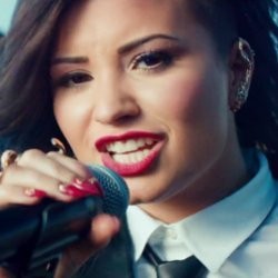 Parade Kaum LGBT di Video Klip Baru Demi Lovato