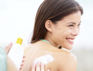 Efek Buruk Ketika Malas Pakai Sunscreen, Jerawat Hingga Kanker Kulit