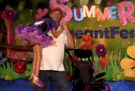 Mengharukan, Ayah Ajak Putrinya yang Tak Bisa Jalan untuk Berdansa