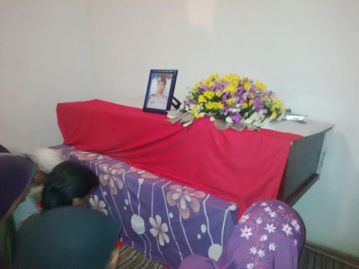 Isak Tangis Pecah Sambut Kedatangan Jenazah Bharada Rizki