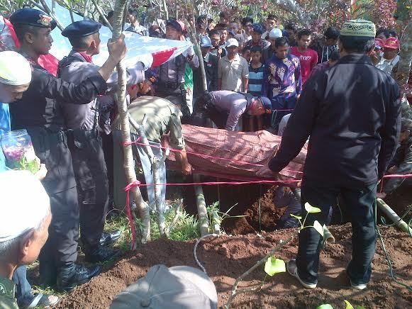 Bharada Rizki Dimakamkan di Pasuruan dengan Upacara Militer