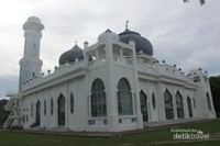 Bangunan masjid yang kokoh Bangunan masjid yang kokoh