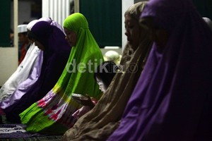 Bolehkah Muslimah Salat Pakai Mukena Warna Mencolok?