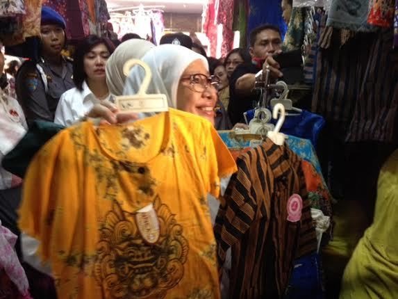 Singgah ke Pasar Klewer Solo, Okke Rajasa Belikan Hatta Baju Lurik
