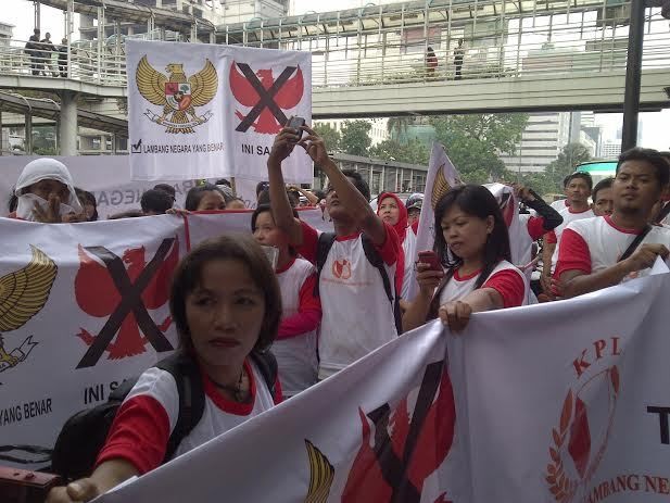 Belasan Orang Demo di Depan Bawaslu Protes Penggunaan Garuda Merah
