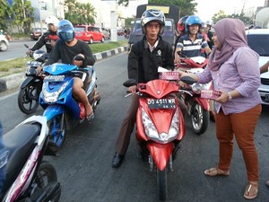 Tarik Simpati, Sahabat Muda Jokowi-JK Sebar Takjil di Fly Over Makassar