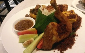 Koffie Warung Tinggi: Empuk Gurih Martabak Gouda dari Warung Kopi Tertua di Indonesia