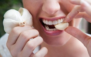 Bau Bawang Putih Lekat di Mulut? Atasi dengan Konsumsi Apel dan Jus Lemon