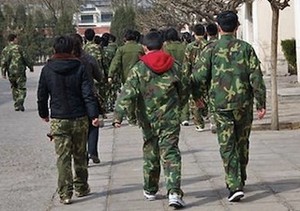 Di China, Pecandu Internet Digembleng di Kamp Militer