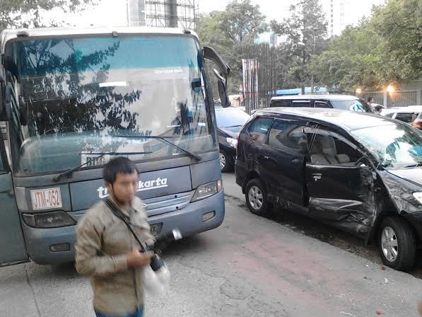 TransJ Tabrakan dengan Avanza yang Putar Balik di Jl Rasuna Said