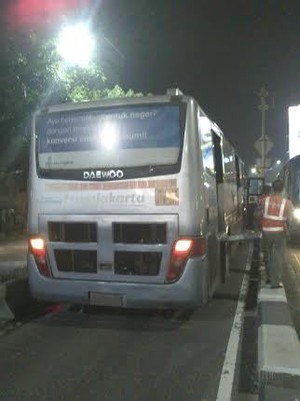TransJ Pecah Ban di Mampang, Lalin Sempat Macet