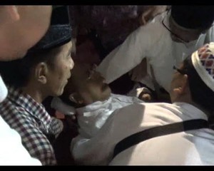 Ini Foto Saat Jokowi Memangku Nanang Masoem yang Roboh