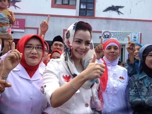 Kader Gerindra Cantik Ini Sosialisasikan Prabowo-Hatta di Pasar Kebumen