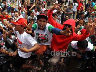 Ribuan Massa Sambut Jokowi di Bandung