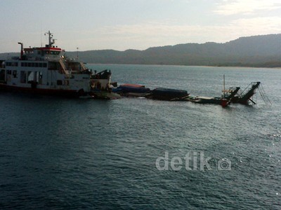 Penampakan Kapal Muat Truk yang Karam di Selat Bali
