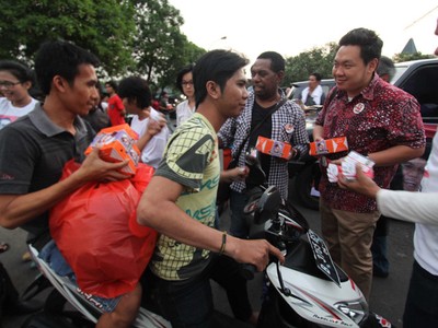 Relawan Jokowi Bagikan Takjil
