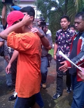 Usai Bakar Gorden Rumah Pipik, IV Simpan Uang dalam Gitar Lalu Pergi