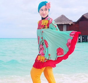 Hijab Style: Tampil Serba Tertutup & Tetap Stylish Saat Renang Ala Dian Pelangi