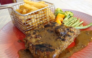 Patheya: Segar Lezat Pomelo Salad dan Grilled Chicken di Restoran Bergaya Rumahan
