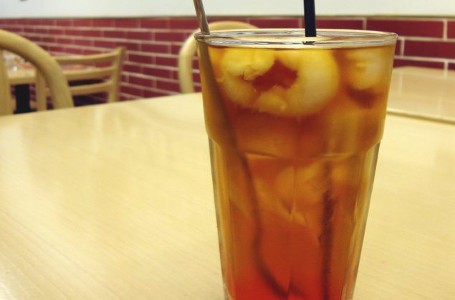 Bosan Es Teh Manis? Yuk, Racik Lychee Iced Tea Segar untuk Berbuka