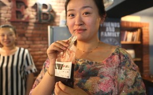 Terinspirasi Serial Vampire, Kafe Ini Sajikan Minuman dalam Kantong Darah