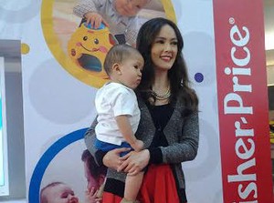 Trik Cathy Sharon Agar Anaknya Tak Cepat Bosan dengan Mainan