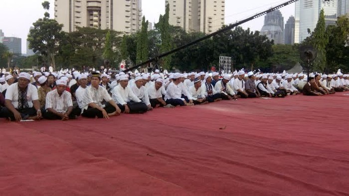 JK Doa Bersama Ribuan Muslim di Senayan